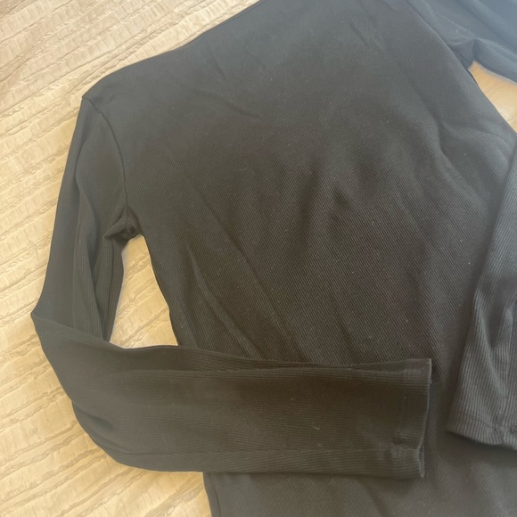 CUT OUT- LONGSLEEVE - Picture 3 of 3